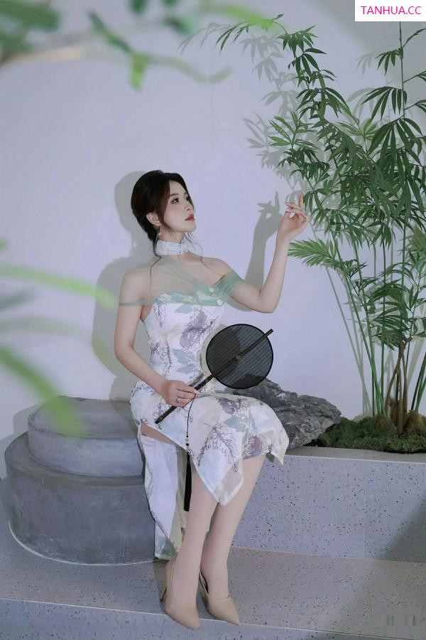   [XiuRen]高清写真图 2025.08.27 No.10694 阿依莎 浅色古风第24张图片